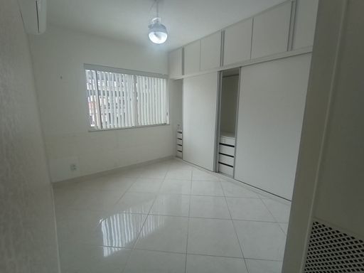 Quarto casal com armários.