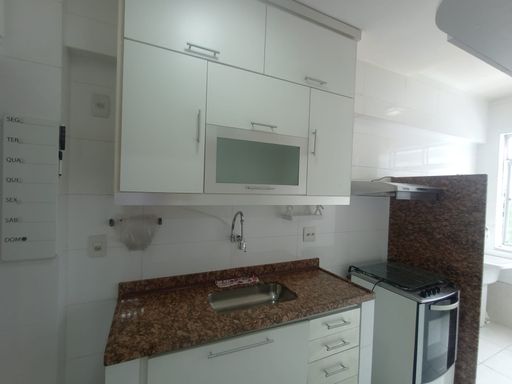 Cozinha repleta de armários.