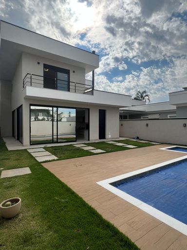 Fachada Moderna com Piscina