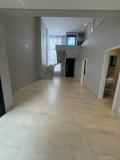 Sala integrada, Pé direto alto