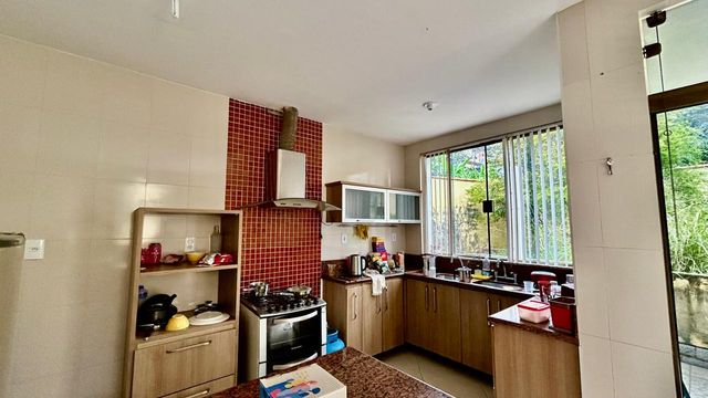 📸 DESCRIÇÃO PARA IMAGEM (inserir nas fotos do imóvel na plataforma Praedium):
Casa à venda com 5 quartos no Bandeirantes – R$ 580.000
📍 Rua Pio Antônio da Silva, 30 – Bandeirantes – Juiz de Fora/MG
Souza e Albano Serviços Imobiliários
📞 (32) 99829-7059 | CNPJ: 53.373.878/0001-39

🔖 Hashtags:

#souzaealbanoservicosimobiliarios #imobiliariasouzaealbano #casaavenda #bandeirantesjuizdefora #casaemjuizdefora