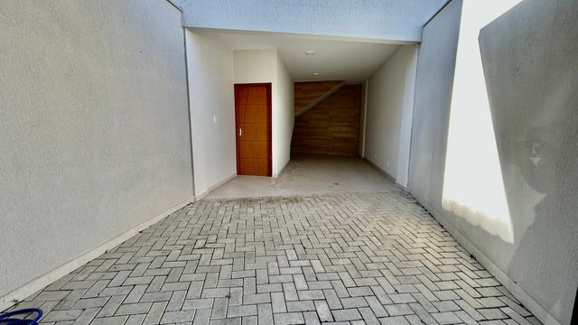 DESCRIÇÃO PARA IMAGEM (inserir nas fotos do imóvel na plataforma Praedium):
Casa à venda com 3 quartos e suíte master no São Pedro – R$ 620.000
📍 Rua Izabel Corrêa de Souza, 34 – São Pedro – Juiz de Fora/MG
Souza e Albano Serviços Imobiliários
📞 (32) 99829-7059 | CNPJ: 53.373.878/0001-39

🔖 Hashtags:
#souzaealbanoservicosimobiliarios #imobiliariasouzaealbano #casaavenda #saopedrojuizdefora #casaemjuizdefora