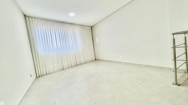 DESCRIÇÃO PARA IMAGEM (inserir nas fotos do imóvel na plataforma Praedium):
Casa à venda com 3 quartos e suíte master no São Pedro – R$ 620.000
📍 Rua Izabel Corrêa de Souza, 34 – São Pedro – Juiz de Fora/MG
Souza e Albano Serviços Imobiliários
📞 (32) 99829-7059 | CNPJ: 53.373.878/0001-39

🔖 Hashtags:
#souzaealbanoservicosimobiliarios #imobiliariasouzaealbano #casaavenda #saopedrojuizdefora #casaemjuizdefora