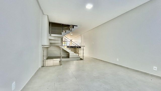 DESCRIÇÃO PARA IMAGEM (inserir nas fotos do imóvel na plataforma Praedium):
Casa à venda com 3 quartos e suíte master no São Pedro – R$ 620.000
📍 Rua Izabel Corrêa de Souza, 34 – São Pedro – Juiz de Fora/MG
Souza e Albano Serviços Imobiliários
📞 (32) 99829-7059 | CNPJ: 53.373.878/0001-39

🔖 Hashtags:
#souzaealbanoservicosimobiliarios #imobiliariasouzaealbano #casaavenda #saopedrojuizdefora #casaemjuizdefora