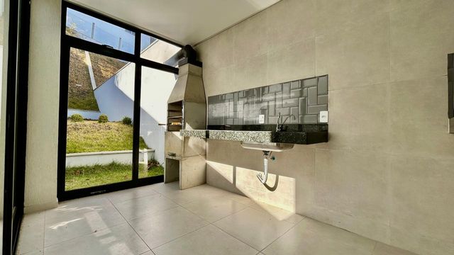 DESCRIÇÃO PARA IMAGEM (inserir nas fotos do imóvel na plataforma Praedium):
Casa à venda com 3 quartos e suíte master no São Pedro – R$ 620.000
📍 Rua Izabel Corrêa de Souza, 34 – São Pedro – Juiz de Fora/MG
Souza e Albano Serviços Imobiliários
📞 (32) 99829-7059 | CNPJ: 53.373.878/0001-39

🔖 Hashtags:
#souzaealbanoservicosimobiliarios #imobiliariasouzaealbano #casaavenda #saopedrojuizdefora #casaemjuizdefora