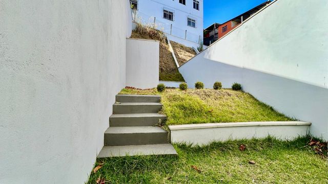 DESCRIÇÃO PARA IMAGEM (inserir nas fotos do imóvel na plataforma Praedium):
Casa à venda com 3 quartos e suíte master no São Pedro – R$ 620.000
📍 Rua Izabel Corrêa de Souza, 34 – São Pedro – Juiz de Fora/MG
Souza e Albano Serviços Imobiliários
📞 (32) 99829-7059 | CNPJ: 53.373.878/0001-39

🔖 Hashtags:
#souzaealbanoservicosimobiliarios #imobiliariasouzaealbano #casaavenda #saopedrojuizdefora #casaemjuizdefora