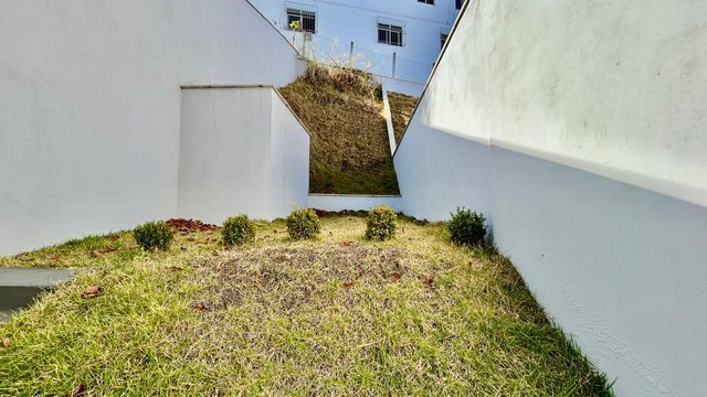 DESCRIÇÃO PARA IMAGEM (inserir nas fotos do imóvel na plataforma Praedium):
Casa à venda com 3 quartos e suíte master no São Pedro – R$ 620.000
📍 Rua Izabel Corrêa de Souza, 34 – São Pedro – Juiz de Fora/MG
Souza e Albano Serviços Imobiliários
📞 (32) 99829-7059 | CNPJ: 53.373.878/0001-39

🔖 Hashtags:
#souzaealbanoservicosimobiliarios #imobiliariasouzaealbano #casaavenda #saopedrojuizdefora #casaemjuizdefora