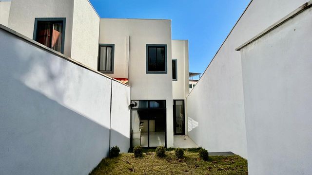 DESCRIÇÃO PARA IMAGEM (inserir nas fotos do imóvel na plataforma Praedium):
Casa à venda com 3 quartos e suíte master no São Pedro – R$ 620.000
📍 Rua Izabel Corrêa de Souza, 34 – São Pedro – Juiz de Fora/MG
Souza e Albano Serviços Imobiliários
📞 (32) 99829-7059 | CNPJ: 53.373.878/0001-39

🔖 Hashtags:
#souzaealbanoservicosimobiliarios #imobiliariasouzaealbano #casaavenda #saopedrojuizdefora #casaemjuizdefora