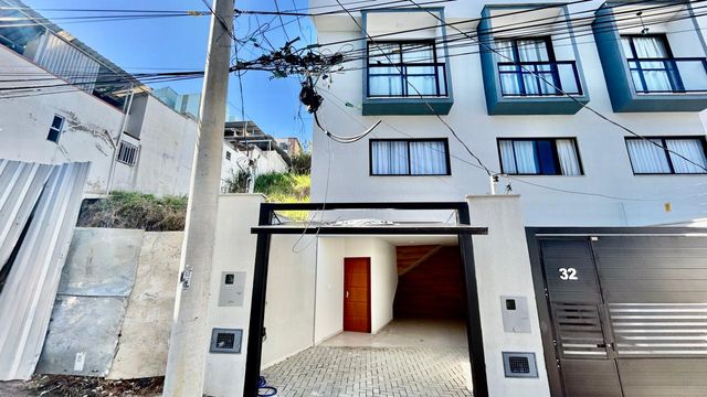 DESCRIÇÃO PARA IMAGEM (inserir nas fotos do imóvel na plataforma Praedium):
Casa à venda com 3 quartos e suíte master no São Pedro – R$ 620.000
📍 Rua Izabel Corrêa de Souza, 34 – São Pedro – Juiz de Fora/MG
Souza e Albano Serviços Imobiliários
📞 (32) 99829-7059 | CNPJ: 53.373.878/0001-39

🔖 Hashtags:
#souzaealbanoservicosimobiliarios #imobiliariasouzaealbano #casaavenda #saopedrojuizdefora #casaemjuizdefora