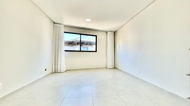 DESCRIÇÃO PARA IMAGEM (inserir nas fotos do imóvel na plataforma Praedium):
Casa à venda com 3 quartos e suíte master no São Pedro – R$ 620.000
📍 Rua Izabel Corrêa de Souza, 34 – São Pedro – Juiz de Fora/MG
Souza e Albano Serviços Imobiliários
📞 (32) 99829-7059 | CNPJ: 53.373.878/0001-39

🔖 Hashtags:
#souzaealbanoservicosimobiliarios #imobiliariasouzaealbano #casaavenda #saopedrojuizdefora #casaemjuizdefora