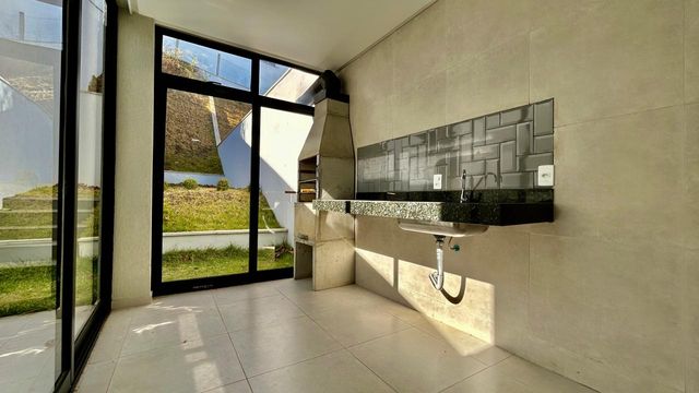 DESCRIÇÃO PARA IMAGEM (inserir nas fotos do imóvel na plataforma Praedium):
Casa à venda com 3 quartos e suíte master no São Pedro – R$ 620.000
📍 Rua Izabel Corrêa de Souza, 34 – São Pedro – Juiz de Fora/MG
Souza e Albano Serviços Imobiliários
📞 (32) 99829-7059 | CNPJ: 53.373.878/0001-39

🔖 Hashtags:
#souzaealbanoservicosimobiliarios #imobiliariasouzaealbano #casaavenda #saopedrojuizdefora #casaemjuizdefora