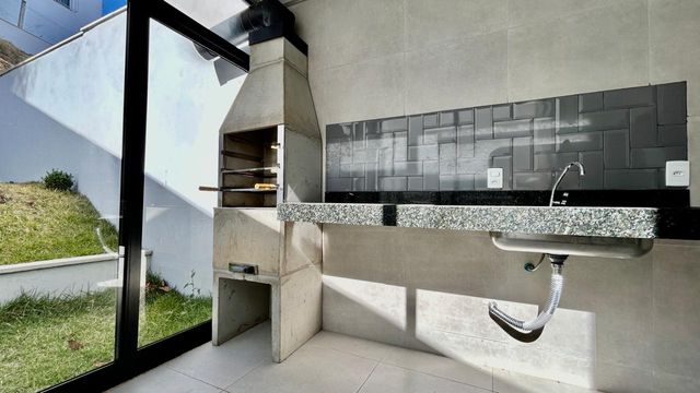 DESCRIÇÃO PARA IMAGEM (inserir nas fotos do imóvel na plataforma Praedium):
Casa à venda com 3 quartos e suíte master no São Pedro – R$ 620.000
📍 Rua Izabel Corrêa de Souza, 34 – São Pedro – Juiz de Fora/MG
Souza e Albano Serviços Imobiliários
📞 (32) 99829-7059 | CNPJ: 53.373.878/0001-39

🔖 Hashtags:
#souzaealbanoservicosimobiliarios #imobiliariasouzaealbano #casaavenda #saopedrojuizdefora #casaemjuizdefora