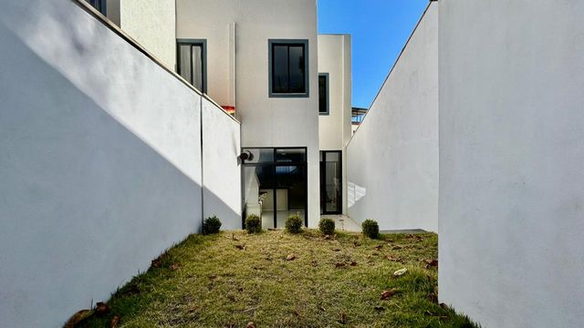 DESCRIÇÃO PARA IMAGEM (inserir nas fotos do imóvel na plataforma Praedium):
Casa à venda com 3 quartos e suíte master no São Pedro – R$ 620.000
📍 Rua Izabel Corrêa de Souza, 34 – São Pedro – Juiz de Fora/MG
Souza e Albano Serviços Imobiliários
📞 (32) 99829-7059 | CNPJ: 53.373.878/0001-39

🔖 Hashtags:
#souzaealbanoservicosimobiliarios #imobiliariasouzaealbano #casaavenda #saopedrojuizdefora #casaemjuizdefora
