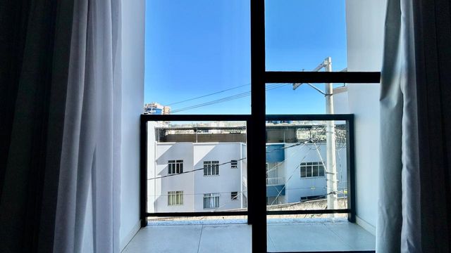 DESCRIÇÃO PARA IMAGEM (inserir nas fotos do imóvel na plataforma Praedium):
Casa à venda com 3 quartos e suíte master no São Pedro – R$ 620.000
📍 Rua Izabel Corrêa de Souza, 34 – São Pedro – Juiz de Fora/MG
Souza e Albano Serviços Imobiliários
📞 (32) 99829-7059 | CNPJ: 53.373.878/0001-39

🔖 Hashtags:
#souzaealbanoservicosimobiliarios #imobiliariasouzaealbano #casaavenda #saopedrojuizdefora #casaemjuizdefora