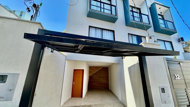 DESCRIÇÃO PARA IMAGEM (inserir nas fotos do imóvel na plataforma Praedium):
Casa à venda com 3 quartos e suíte master no São Pedro – R$ 620.000
📍 Rua Izabel Corrêa de Souza, 34 – São Pedro – Juiz de Fora/MG
Souza e Albano Serviços Imobiliários
📞 (32) 99829-7059 | CNPJ: 53.373.878/0001-39

🔖 Hashtags:
#souzaealbanoservicosimobiliarios #imobiliariasouzaealbano #casaavenda #saopedrojuizdefora #casaemjuizdefora