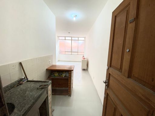 Kitnet para locação – 28m² – Centro – R$ 750
📍 Rua Espírito Santo, 587 – 3º andar – Centro – Juiz de Fora/MG
Souza e Albano Serviços Imobiliários
📞 (32) 99829-7059 | CNPJ: 53.373.878/0001-39