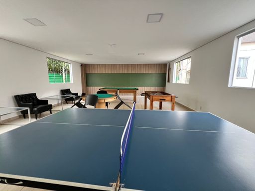 Apartamento de 2 quartos, sala e cozinha integradas em estilo americano, com infraestrutura de lazer completa e segurança 24 horas. Ideal para quem busca praticidade e conforto.