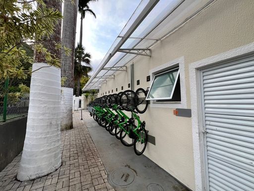 Apartamento de 2 quartos, sala e cozinha integradas em estilo americano, com infraestrutura de lazer completa e segurança 24 horas. Ideal para quem busca praticidade e conforto.