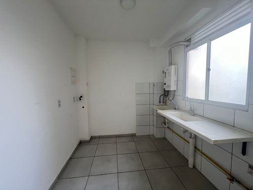 Apartamento de 2 quartos, sala e cozinha integradas em estilo americano, com infraestrutura de lazer completa e segurança 24 horas. Ideal para quem busca praticidade e conforto.