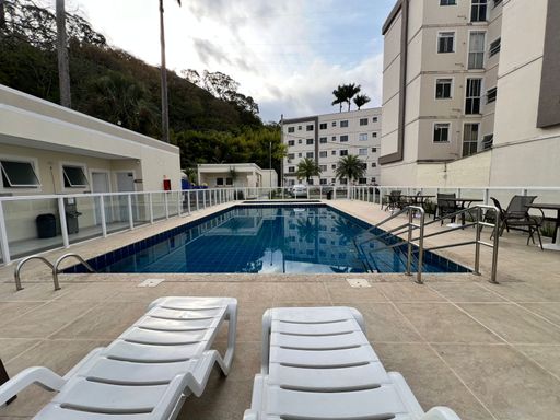 Apartamento de 2 quartos, sala e cozinha integradas em estilo americano, com infraestrutura de lazer completa e segurança 24 horas. Ideal para quem busca praticidade e conforto.