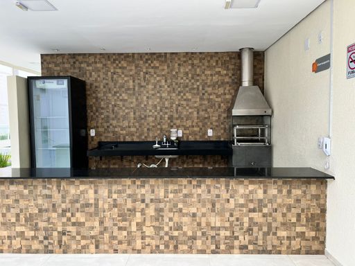 Apartamento de 2 quartos, sala e cozinha integradas em estilo americano, com infraestrutura de lazer completa e segurança 24 horas. Ideal para quem busca praticidade e conforto.