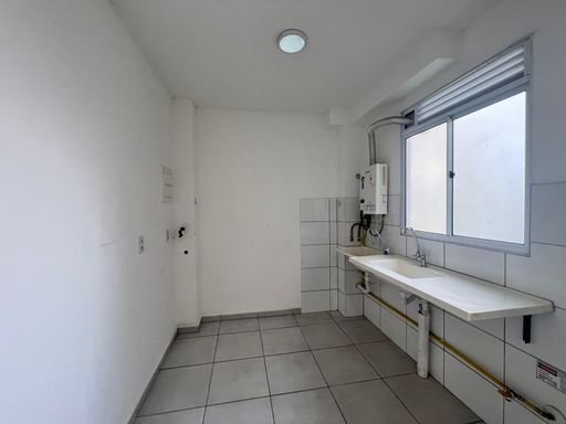 Apartamento de 2 quartos, sala e cozinha integradas em estilo americano, com infraestrutura de lazer completa e segurança 24 horas. Ideal para quem busca praticidade e conforto.
