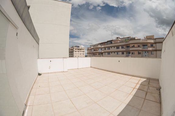 Cobertura à venda com 3 quartos (2 suítes) no Estrela Sul – R$ 839.000
📍 Rua Luz Interior, 160 – Estrela Sul – Juiz de Fora/MG
Souza e Albano Serviços Imobiliários
📞 (32) 99829-7059 | CNPJ: 53.373.878/0001-39