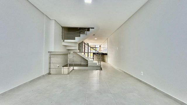DESCRIÇÃO PARA IMAGEM (inserir nas fotos do imóvel na plataforma Praedium):
Casa à venda com 3 quartos e suíte master no São Pedro – R$ 620.000
📍 Rua Izabel Corrêa de Souza, 34 – São Pedro – Juiz de Fora/MG
Souza e Albano Serviços Imobiliários
📞 (32) 99829-7059 | CNPJ: 53.373.878/0001-39

🔖 Hashtags:
#souzaealbanoservicosimobiliarios #imobiliariasouzaealbano #casaavenda #saopedrojuizdefora #casaemjuizdefora