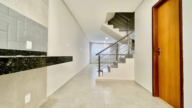 DESCRIÇÃO PARA IMAGEM (inserir nas fotos do imóvel na plataforma Praedium):
Casa à venda com 3 quartos e suíte master no São Pedro – R$ 620.000
📍 Rua Izabel Corrêa de Souza, 34 – São Pedro – Juiz de Fora/MG
Souza e Albano Serviços Imobiliários
📞 (32) 99829-7059 | CNPJ: 53.373.878/0001-39

🔖 Hashtags:
#souzaealbanoservicosimobiliarios #imobiliariasouzaealbano #casaavenda #saopedrojuizdefora #casaemjuizdefora
