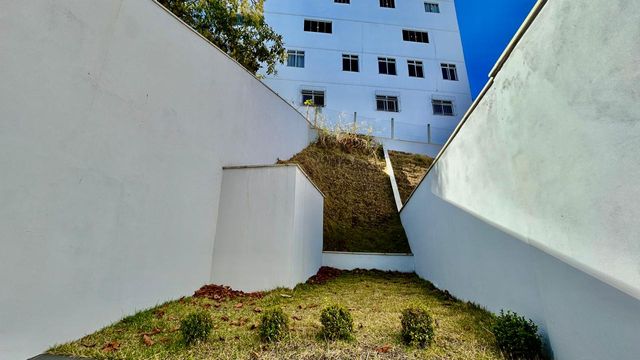 DESCRIÇÃO PARA IMAGEM (inserir nas fotos do imóvel na plataforma Praedium):
Casa à venda com 3 quartos e suíte master no São Pedro – R$ 620.000
📍 Rua Izabel Corrêa de Souza, 34 – São Pedro – Juiz de Fora/MG
Souza e Albano Serviços Imobiliários
📞 (32) 99829-7059 | CNPJ: 53.373.878/0001-39

🔖 Hashtags:
#souzaealbanoservicosimobiliarios #imobiliariasouzaealbano #casaavenda #saopedrojuizdefora #casaemjuizdefora