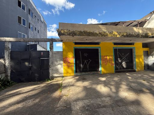 Loja na Deusdedith Salgado ao lado da Dubambu disponível para locação em Juiz de Fora/MG. 📍 Souza e Albano Serviços Imobiliários 
📞 (32) 99829-7059 
🧾 CNPJ: 53.373.878/0001-39