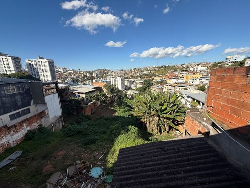 Loja na Deusdedith Salgado ao lado da Dubambu disponível para locação em Juiz de Fora/MG. 📍 Souza e Albano Serviços Imobiliários 
📞 (32) 99829-7059 
🧾 CNPJ: 53.373.878/0001-39
