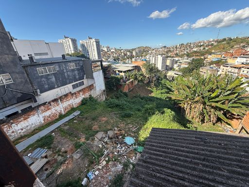 Loja na Deusdedith Salgado ao lado da Dubambu disponível para locação em Juiz de Fora/MG. 📍 Souza e Albano Serviços Imobiliários 
📞 (32) 99829-7059 
🧾 CNPJ: 53.373.878/0001-39