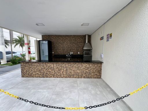 Apartamento de 2 quartos, sala e cozinha integradas em estilo americano, com infraestrutura de lazer completa e segurança 24 horas. Ideal para quem busca praticidade e conforto.