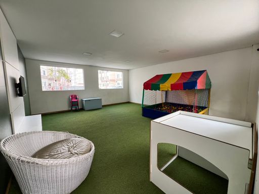 Apartamento de 2 quartos, sala e cozinha integradas em estilo americano, com infraestrutura de lazer completa e segurança 24 horas. Ideal para quem busca praticidade e conforto.