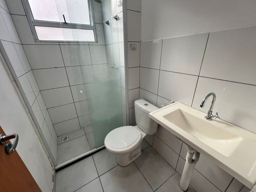 Apartamento de 2 quartos, sala e cozinha integradas em estilo americano, com infraestrutura de lazer completa e segurança 24 horas. Ideal para quem busca praticidade e conforto.