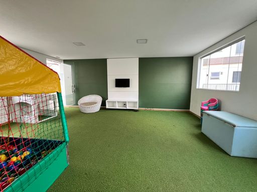 Apartamento de 2 quartos, sala e cozinha integradas em estilo americano, com infraestrutura de lazer completa e segurança 24 horas. Ideal para quem busca praticidade e conforto.