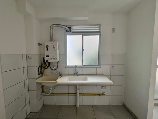 Apartamento de 2 quartos, sala e cozinha integradas em estilo americano, com infraestrutura de lazer completa e segurança 24 horas. Ideal para quem busca praticidade e conforto.