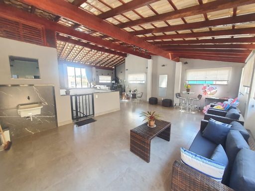 Casa totalmente mobiliada no SÃO PEDRO
4 quartos, sendo 1 suíte
4 vagas de garagem
Aceita financiamento bancário e permuta

📍 Imobiliária: Souza e Albano Serviços Imobiliários | CNPJ: 53.373.878/0001-39