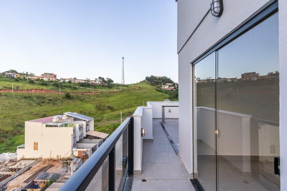 📸 DESCRIÇÃO PARA IMAGEM (inserir nas fotos do imóvel na plataforma Praedium):

Cobertura à venda com 3 quartos no Recanto da Mata – R$ 500.000
📍 Rua Cel. Carlos Sérgio Vidal, 150 – Recanto da Mata – Juiz de Fora/MG
Souza e Albano Serviços Imobiliários
📞 (32) 99829-7059 | CNPJ: 53.373.878/0001-39

Hashtags:
#souzaealbanoservicosimobiliarios #imobiliariasouzaealbano
#coberturaavenda #recantodamata #imoveisjuizdefora

Se quiser ajustar algo ou gerar em outro formato (WhatsApp, redes sociais ou site), é só me avisar!