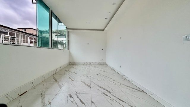 📸 DESCRIÇÃO PARA IMAGEM (inserir nas fotos do imóvel na plataforma Praedium):
Apartamento Garden à venda com 2 quartos no Vivendas da Serra – R$ 350.000
📍 Rua Domingos Tavares de Souza, 244 – Ap 102 – Vivendas da Serra – Juiz de Fora/MG
Souza e Albano Serviços Imobiliários
📞 (32) 99829-7059 | CNPJ: 53.373.878/0001-39