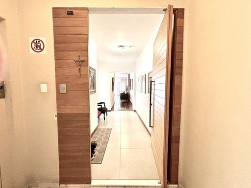 Apartamento à venda com 3 quartos (1 suíte) no São Mateus – R$ 895.000,00
📍 Rua São Mateus – São Mateus – Juiz de Fora/MG
Souza e Albano Serviços Imobiliários
📞 (32) 99829-7059 | CNPJ: 53.373.878/0001-39