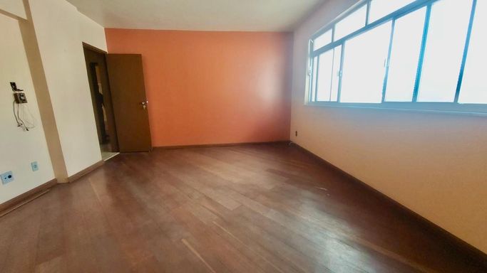 Apartamento à venda com 2 quartos no Centro – R$ 420.000
📍 Rua Santo Antônio, 979/707 – Centro – Juiz de Fora/MG
Souza e Albano Serviços Imobiliários
📞 (32) 99829-7059 | CNPJ: 53.373.878/0001-39