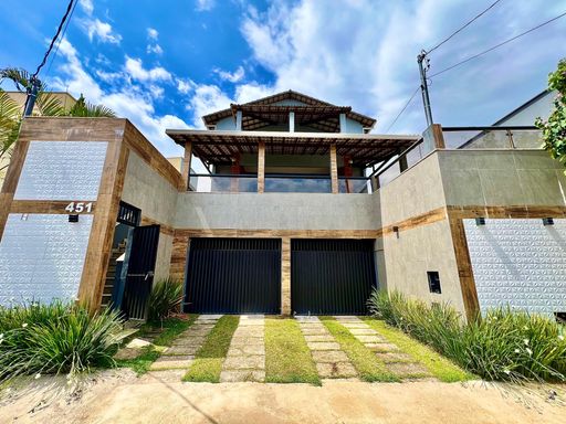 Casa de alto padrão à venda com 5 quartos no Condomínio São Lucas – R$ 1.030.000
📍 Rua Wolfgang Amadeus Mozart (Lot. São Lucas I), São Pedro – Juiz de Fora/MG
Souza e Albano Serviços Imobiliários
📞 (32) 99829-7059 | CNPJ: 53.373.878/0001-39