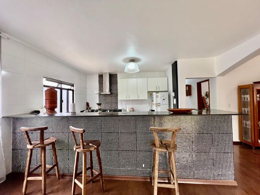 Casa de alto padrão à venda com 5 quartos no Condomínio São Lucas – R$ 1.030.000
📍 Rua Wolfgang Amadeus Mozart (Lot. São Lucas I), São Pedro – Juiz de Fora/MG
Souza e Albano Serviços Imobiliários
📞 (32) 99829-7059 | CNPJ: 53.373.878/0001-39