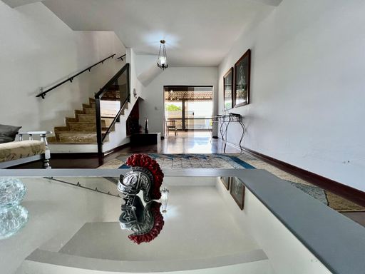 Casa de alto padrão à venda com 5 quartos no Condomínio São Lucas – R$ 1.030.000
📍 Rua Wolfgang Amadeus Mozart (Lot. São Lucas I), São Pedro – Juiz de Fora/MG
Souza e Albano Serviços Imobiliários
📞 (32) 99829-7059 | CNPJ: 53.373.878/0001-39