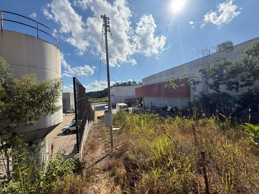 Terreno na Deusdedith Salgado entre Bahamas Mix e Audi disponível para locação em Juiz de Fora/MG. 📍 Souza e Albano Serviços Imobiliários 
📞 (32) 99829-7059 
🧾 CNPJ: 53.373.878/0001-39