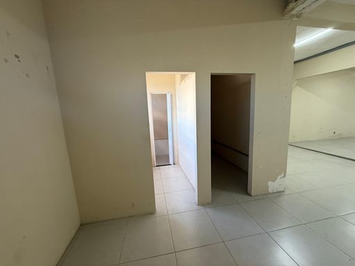 Loja na Deusdedith Salgado ao lado da Dubambu disponível para locação em Juiz de Fora/MG. 📍 Souza e Albano Serviços Imobiliários 
📞 (32) 99829-7059 
🧾 CNPJ: 53.373.878/0001-39