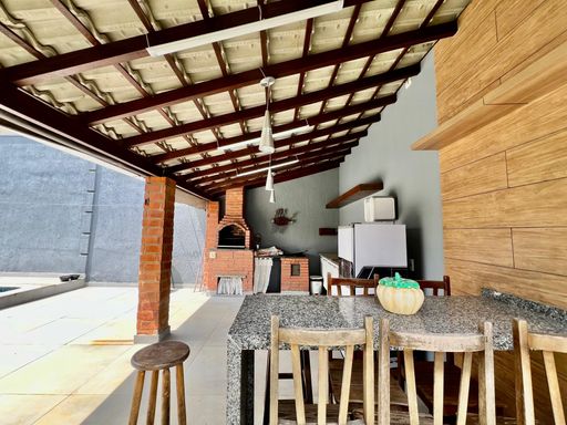 Casa de alto padrão à venda com 5 quartos no Condomínio São Lucas – R$ 1.030.000
📍 Rua Wolfgang Amadeus Mozart (Lot. São Lucas I), São Pedro – Juiz de Fora/MG
Souza e Albano Serviços Imobiliários
📞 (32) 99829-7059 | CNPJ: 53.373.878/0001-39