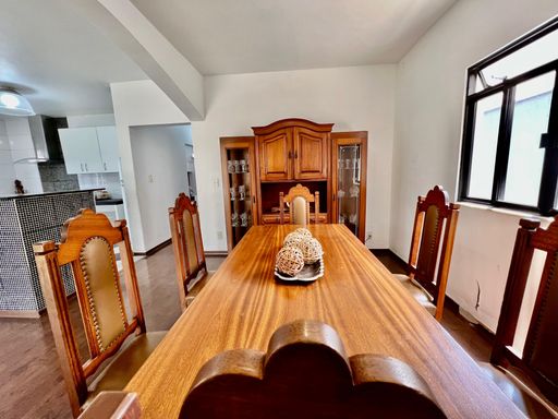 Casa de alto padrão à venda com 5 quartos no Condomínio São Lucas – R$ 1.030.000
📍 Rua Wolfgang Amadeus Mozart (Lot. São Lucas I), São Pedro – Juiz de Fora/MG
Souza e Albano Serviços Imobiliários
📞 (32) 99829-7059 | CNPJ: 53.373.878/0001-39